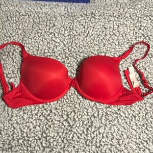 Victoria Secret Wear Everywhere 32D Red